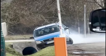 Bloqué dans un ravin, cet automobiliste tente de s'en sortir seul… et finit par détruire entièrement sa voiture