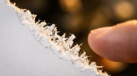 Bord d'une feuille de papier vu au microscope avec fibres dentelées