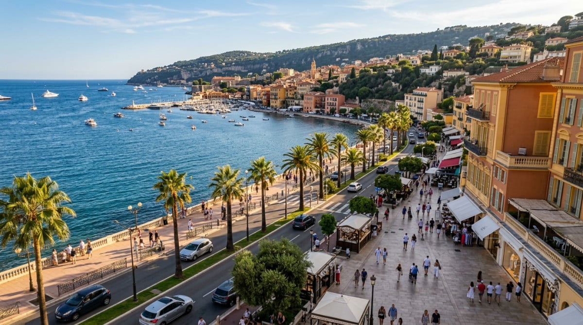 Boulevard de boutiques de mode sur la Côte d'Azur