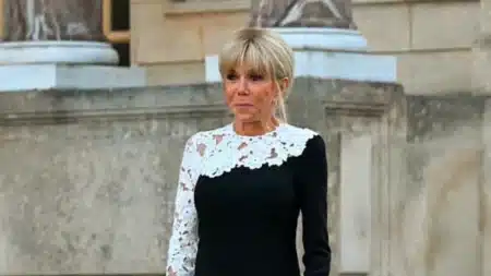 Brigitte Macron à Versailles : cette robe noire rehaussée de dentelle blanche qui a volé la vedette à Donald Trump