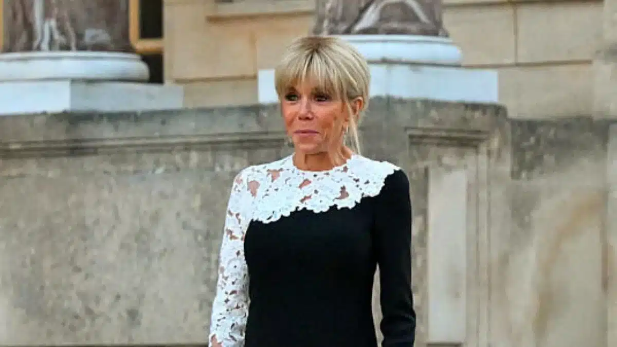 Brigitte Macron à Versailles : cette robe noire rehaussée de dentelle blanche qui a volé la vedette à Donald Trump