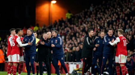 Altercation entre deux staffs de football en bord de terrain