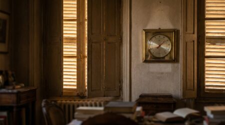 Thermomètre intérieur affichant une température élevée dans un appartement