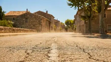 Vague de chaleur visible au-dessus d'une route française en été