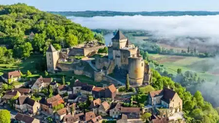 Ce château du Périgord replonge ses visiteurs 600 ans en arrière… et sa nouvelle expérience nocturne donne des frissons
