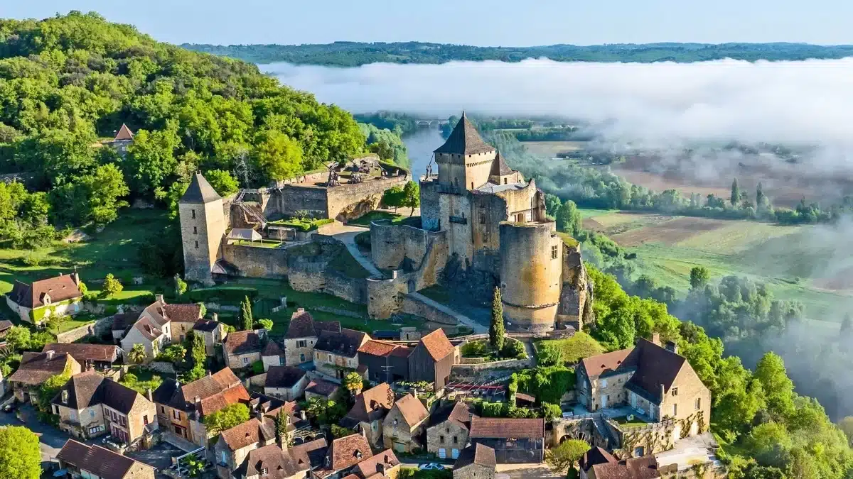 Ce château du Périgord replonge ses visiteurs 600 ans en arrière… et sa nouvelle expérience nocturne donne des frissons