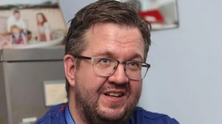 Ce chirurgien du NHS s'est volontairement amputé des deux jambes pour assouvir un fantasme… puis a empoché 466 000 £