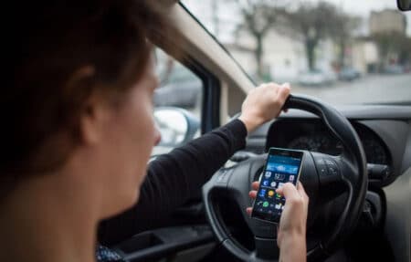 Ce geste au volant que des millions de Français font chaque jour a déjà coûté 500 permis en quelques mois