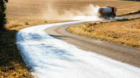 Route française recouverte de lait de chaux blanc sous le soleil