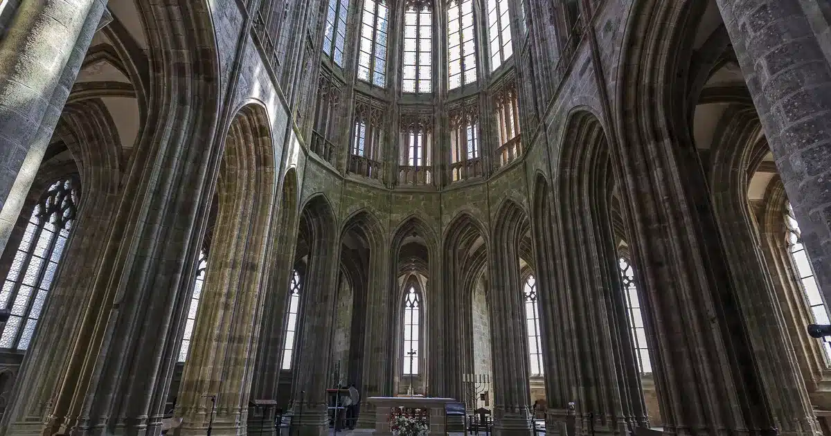 Ce mariage célébré au Mont-Saint-Michel est une première depuis plus de 1000 ans… et les images sont féeriques