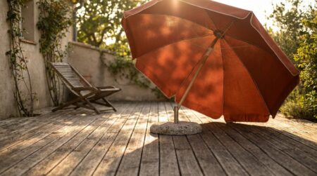 Parasol rond ouvert sur une terrasse ensoleillée