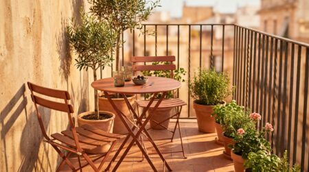 Petit salon de jardin terracotta sur un balcon urbain ensoleillé