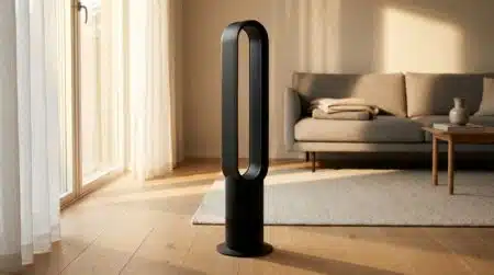 Ventilateur sans pales noir dans un salon lumineux