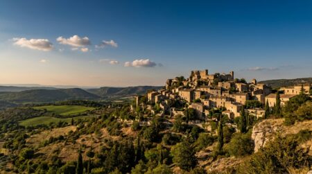 Village de pierre perché sur une colline en Provence