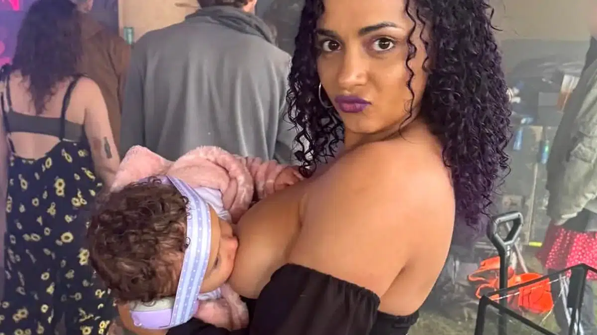 « C'est inapproprié » : cette mère filmée en train d'allaiter en plein festival déclenche une tempête sur TikTok