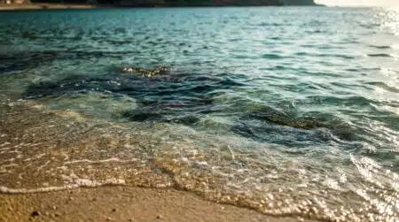 Eau turquoise de la Méditerranée sur une plage de sable