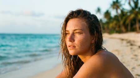 Visage d'une jeune femme face à l'océan tropical
