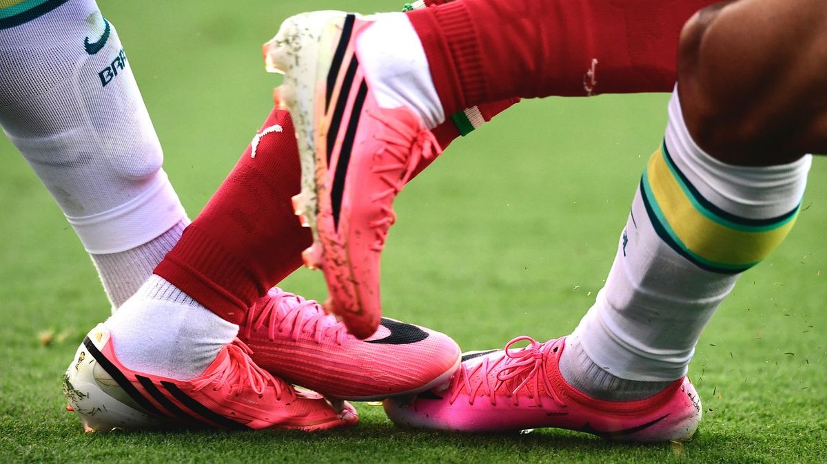 Coupe du monde 2025 : pourquoi presque tous les joueurs portent ces crampons rose fluo sur la pelouse