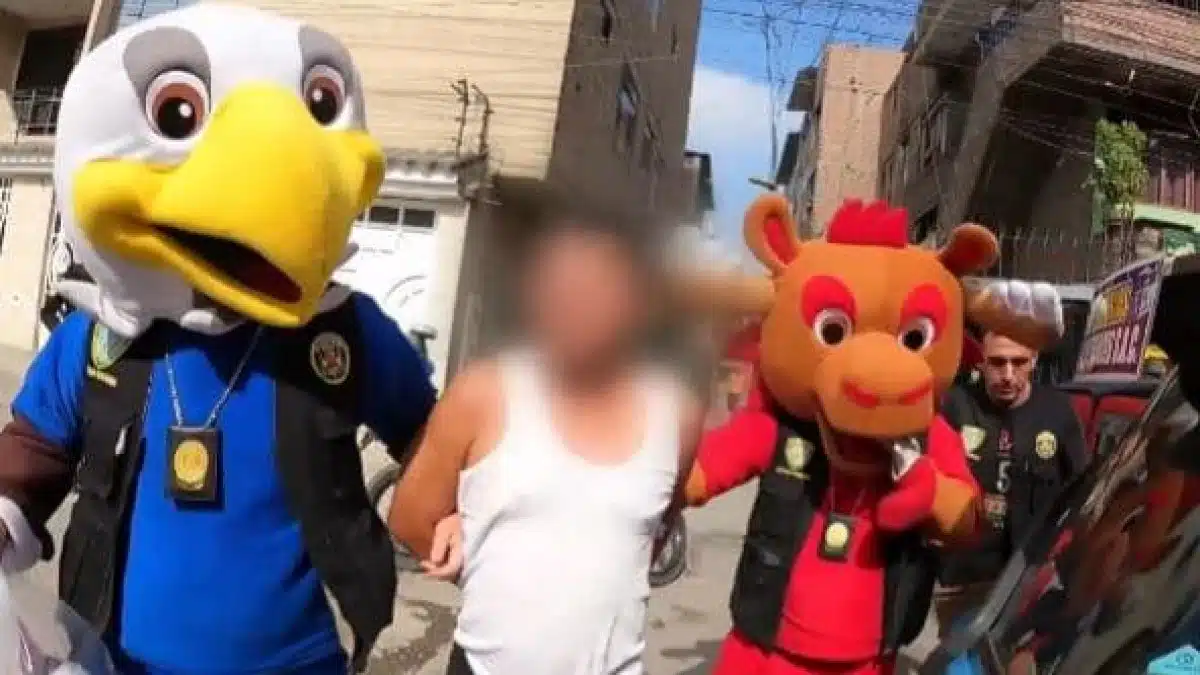 Déguisés en mascottes du Mondial 2026, ces policiers péruviens piègent un trafiquant en pleine cérémonie d'ouverture