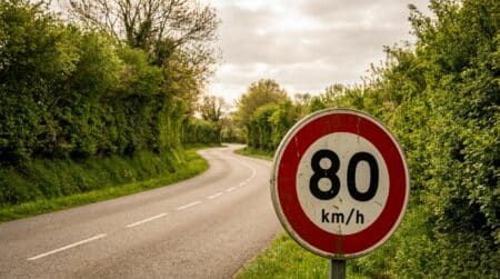Panneau 80 km/h sur une route de campagne normande