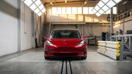Berline Ferrari rouge dans un centre de crash-test