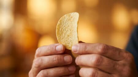 Forme parabolique caractéristique d'un chip Pringles