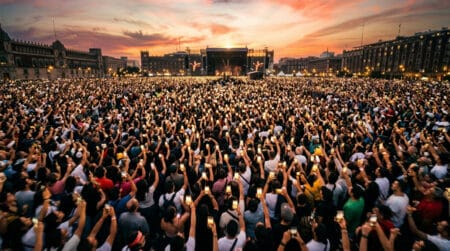 Foule de personnes photographiant avec leurs smartphones