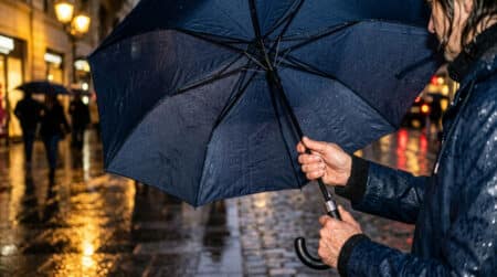 Gros plan sur un parapluie ouvert sous la pluie