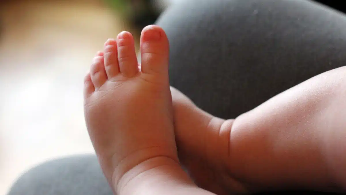 « Il est 12h04, le bébé est là » : des policiers font accoucher une femme en pleine rue à Paris