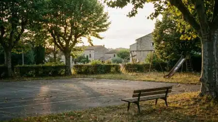 Court de tennis désert dans un petit village rural du Jura
