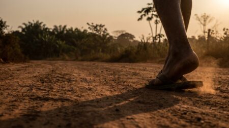 Pied nu sur une route de terre au Brésil