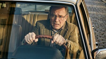 Homme âgé au volant avec une expression de panique