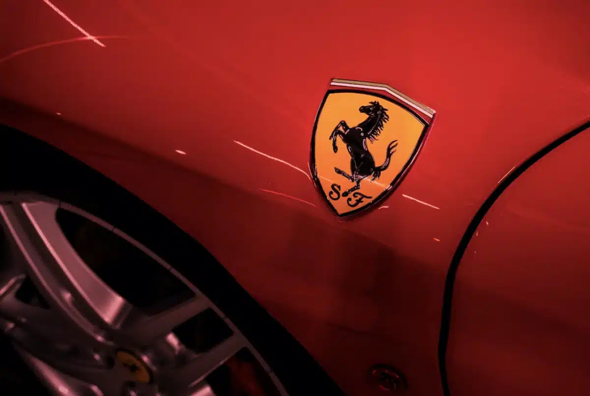 « Je l'ai ramené dans un cercueil » : à 20 ans, il volait des Ferrari à 400 000 € pour payer la dialyse de son père