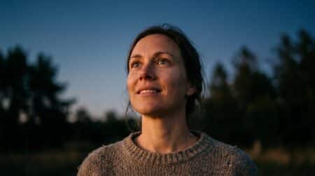 Visage de femme levé vers un ciel crépusculaire étoilé