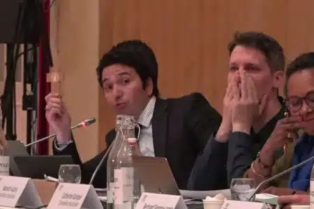 L'élu RN Kevin Nader sort un crucifix et prie en plein conseil municipal à Ivry-sur-Seine