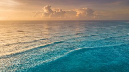 Surface du Pacifique équatorial sous des nuages menaçants
