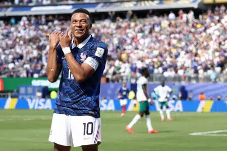 Mbappé célèbre son but en jouant de la flûte : la promesse faite en secret à James Corden enfin tenue