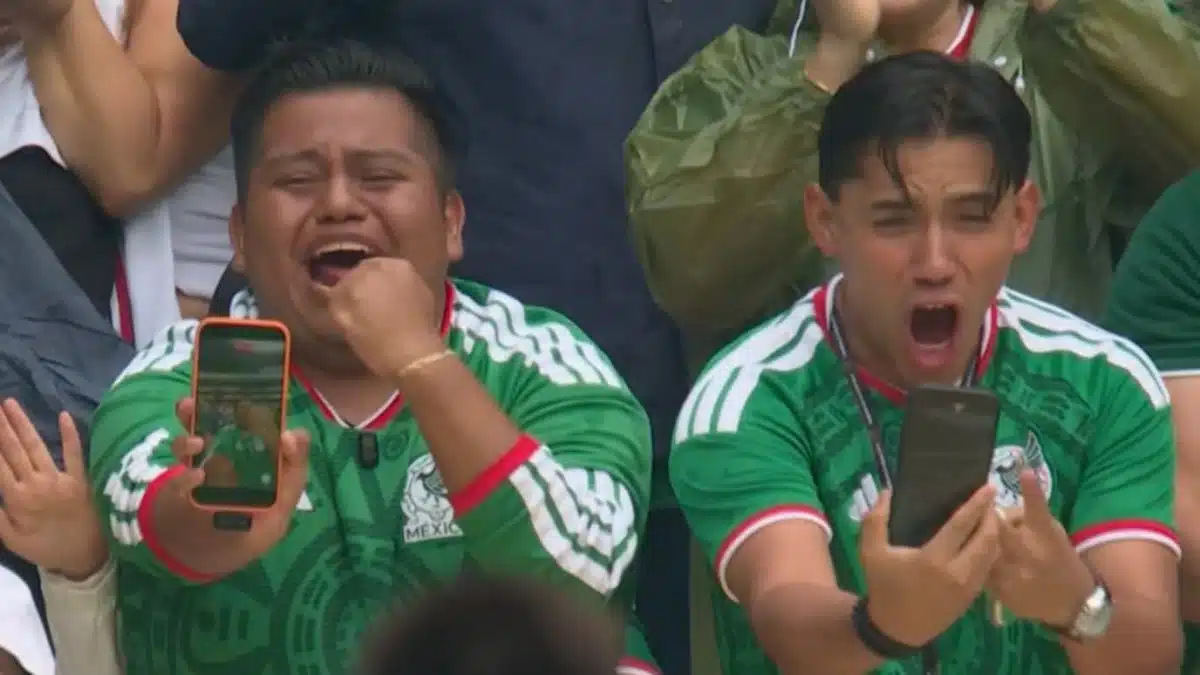 Mondial 2026 : ces deux supporters mexicains filmés en mondiovision sont devenus la risée de la planète foot