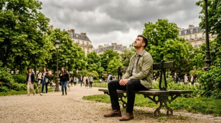 Personne assise sur un banc sous un ciel couvert