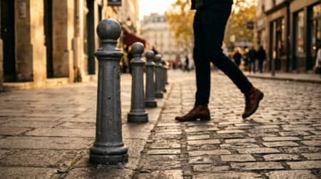 Rangée de potelets métalliques sur un trottoir français