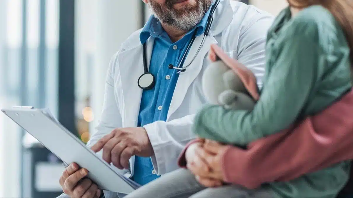 Sa fille de 13 ans est vierge, mais les médecins insistent : « Elle est enceinte »