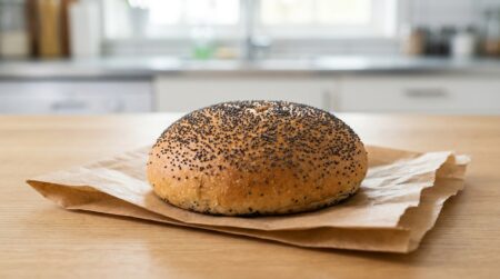 Gros plan sur un pain à burger recouvert de graines