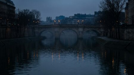 La Seine de nuit à Paris avec reflets de lumières