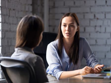 Selon la psychologie, cette habitude que vous trouvez gênante révèle en fait une forme rare d'empathie