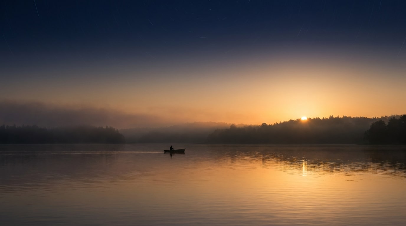 Lever de soleil doré sur un lac calme au solstice d'été