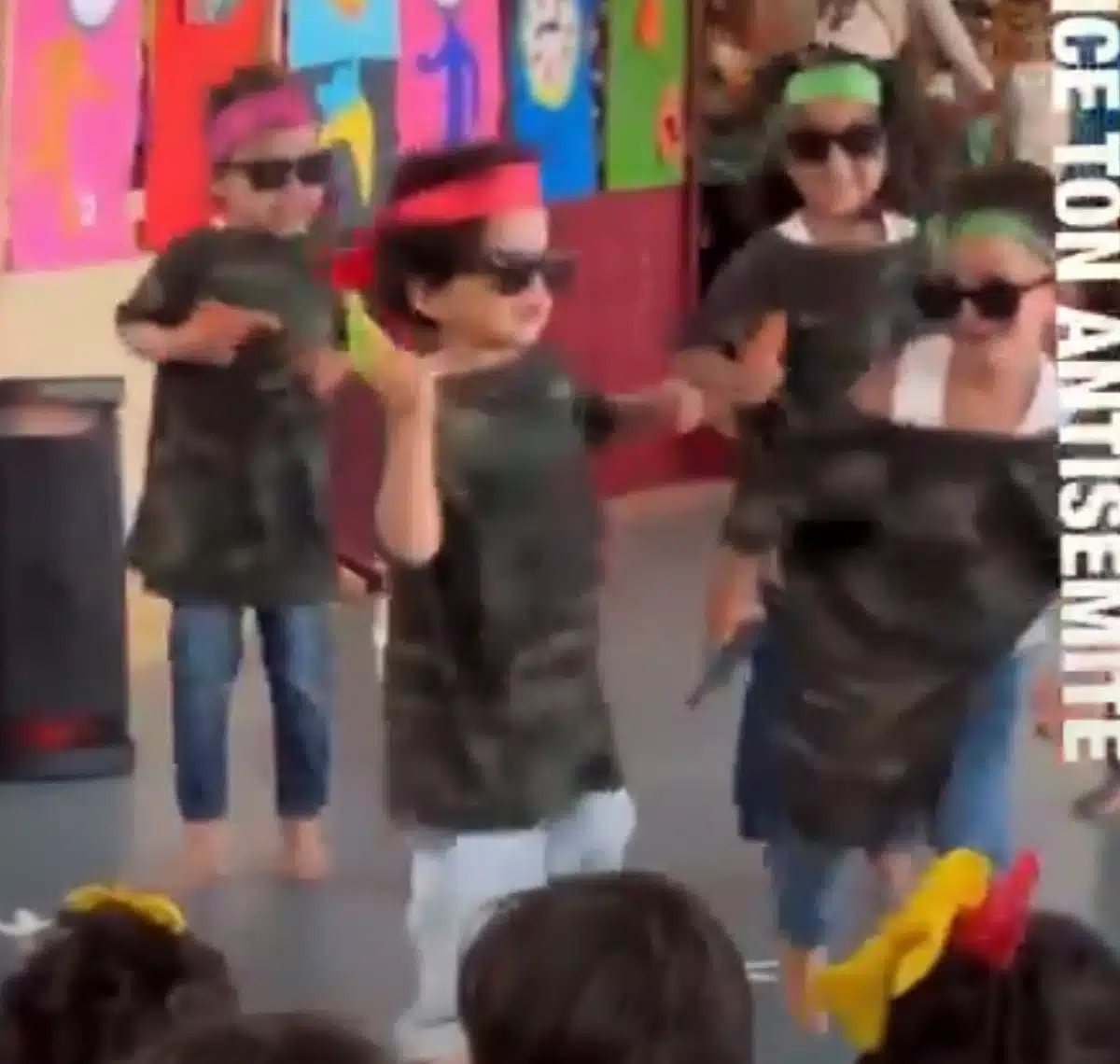 « Sortez les armes, chargez ! » : des bambins en uniforme militaire lors d'un spectacle de maternelle à Montreuil