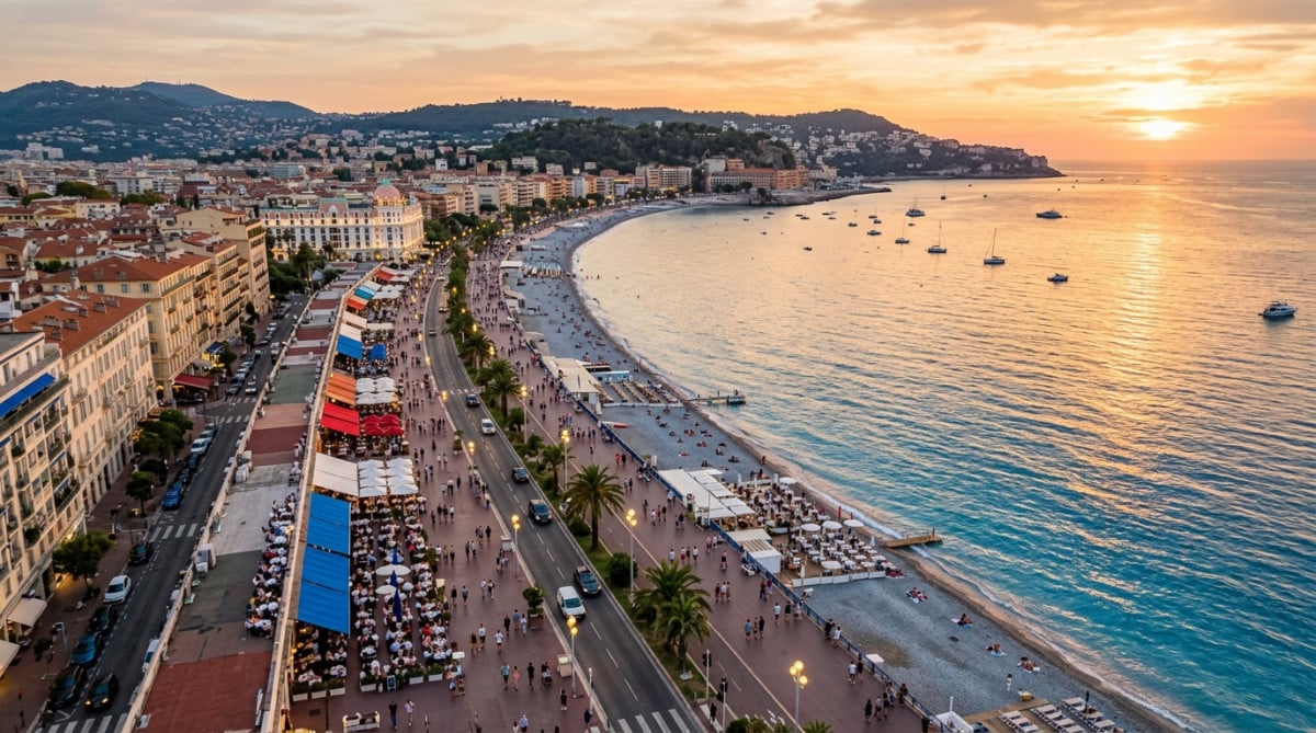 Terrasses de restaurants sur la Promenade des Anglais à Nice