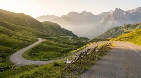 Chaises pliantes alignées au bord d'une route de montagne française