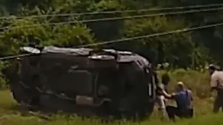 Un bébé de 4 mois éjecté d'un SUV lancé à 160 km/h… et s'en sort avec des blessures mineures