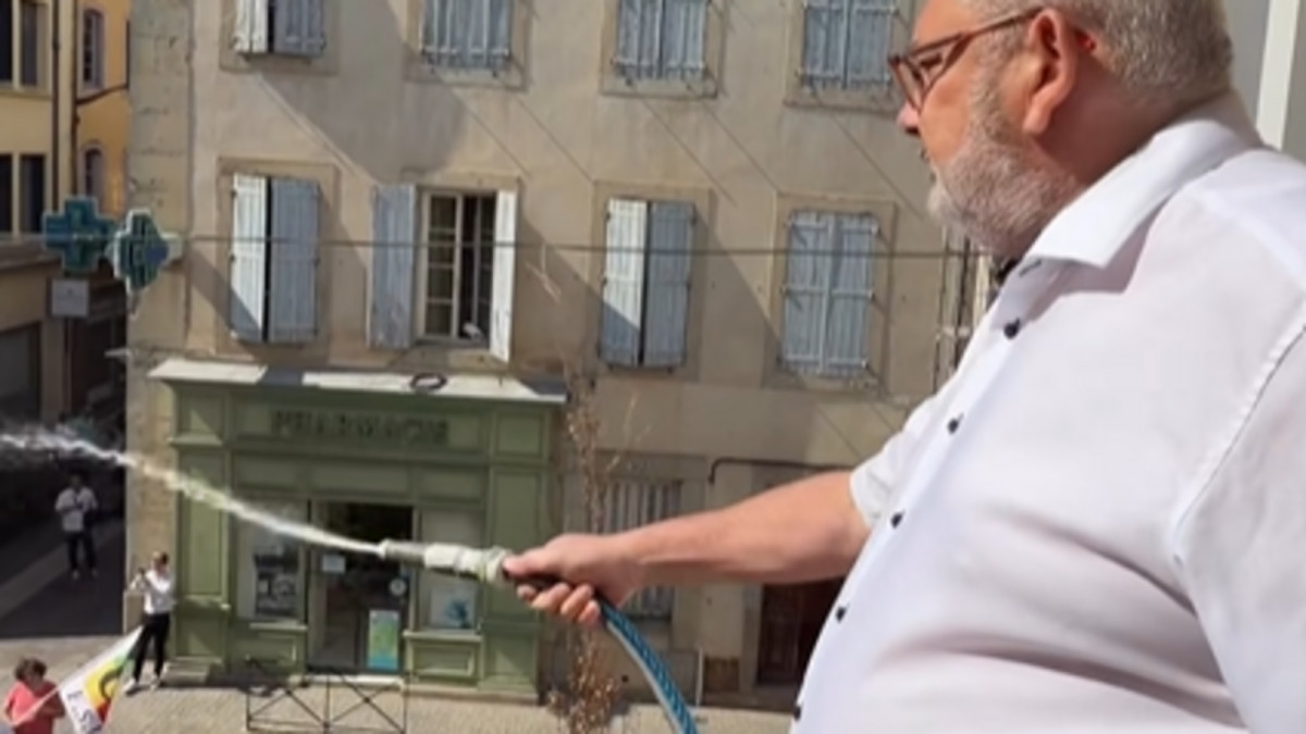 « Un peu de fraîcheur ! » : ce maire RN arrose des manifestants au tuyau devant l'hôtel de ville et se filme